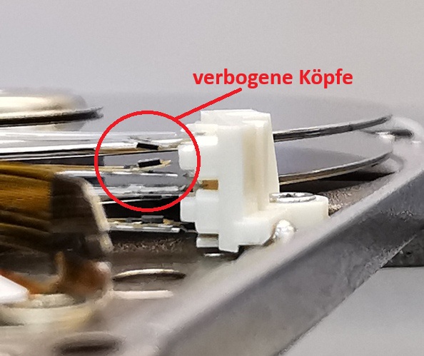 Hitachi Festplatte geöffnet verbogener Schreib-/Lesekopf nur durch Austausch ist eine Datenrettung möglich