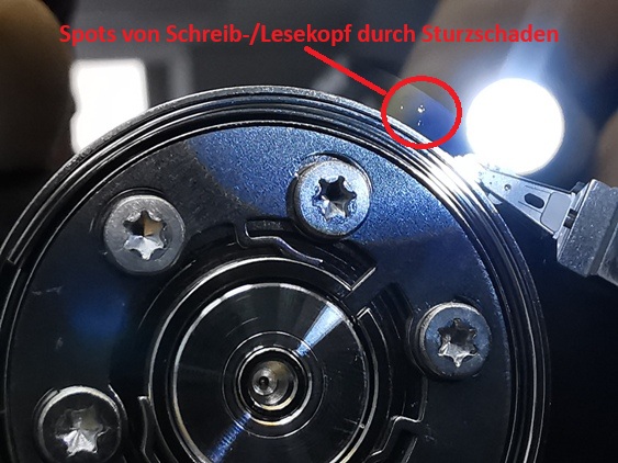 beschädigte Seagate Festplatte durch Sturz mit Spots auf der Datenträgeroberfläche